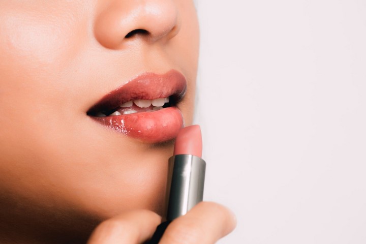Kriteria dan tips memilih lipstik untuk bibir kering dan hitam yang murah
